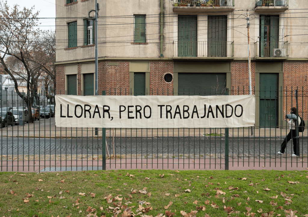 llorar pero trabajando