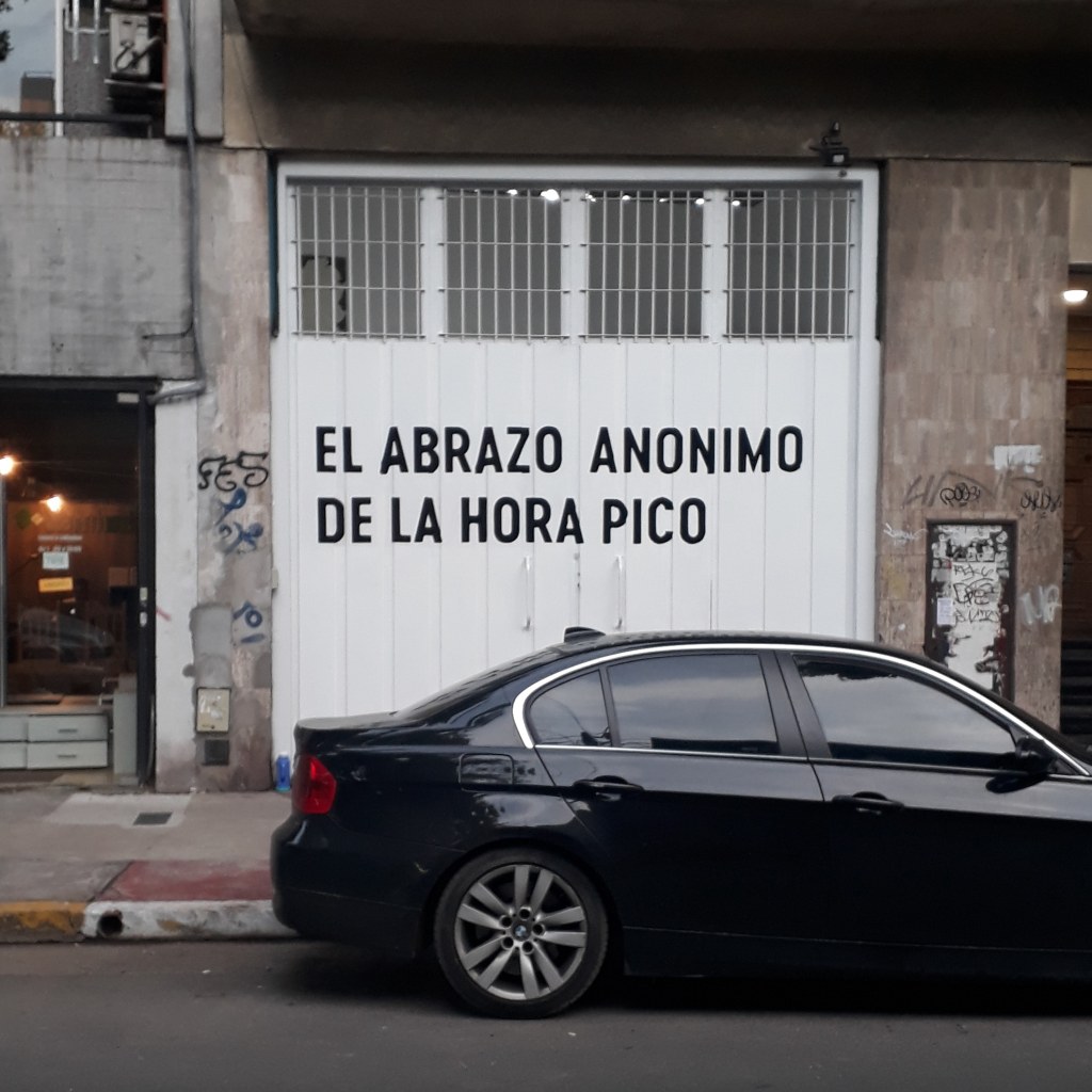 el abrazo anónimo de la hora pico